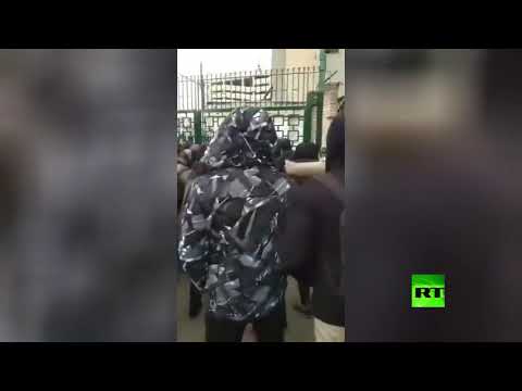  العرب اليوم - شاهد: الطلاب الإيرانيون يحتجون داخل حرم جامعة طهران