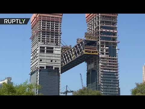  العرب اليوم - شاهد: دبي تستكمل عملية رفع أطول مبنى أفقي معلق في العالم