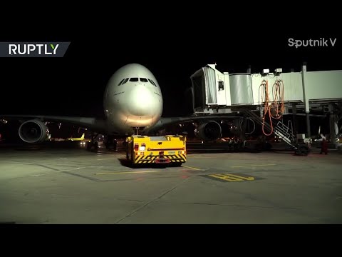  العرب اليوم - شاهد: وصول دفعة جديدة من لقاح فيروس 