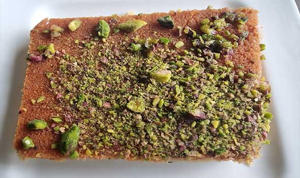 طريقة تحضير بسبوسة بالقشطة والفستق بحلاوة الزعفران