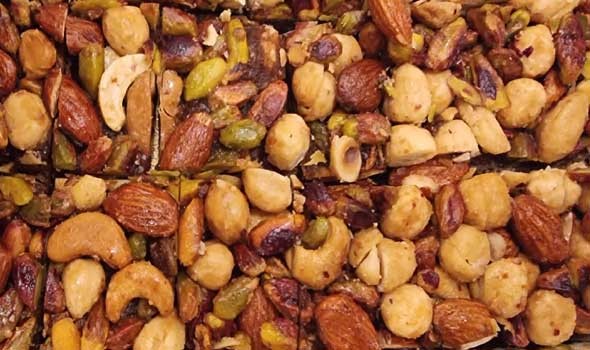 الأطعمة الصلبة مثل المكسرات لا تسبب التهاب الرتج لدى النساء