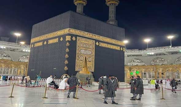  فلسطين اليوم - رفع الجزء السفلي من كسوة الكعبة استعدادًا لموسم حج 1446