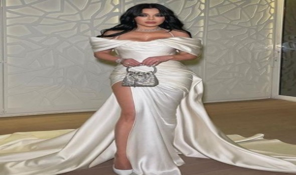 من الفخامة إلى البساطة هيفا وهبي تختار الحقائب الصغيرة