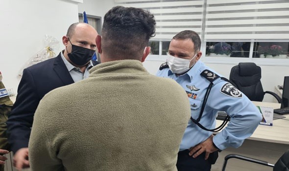 فلسطين اليوم - الشرطة الإسرائيلية تعتقل القيادي رجا إغبارية بعد مداهمة منزله في أم الفحم ومصادرة محتويات