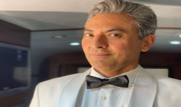 فتحي عبد الوهاب يكشف تفاصيل حياته الشخصية ويرد على صورته الشهيرة بالنظارة