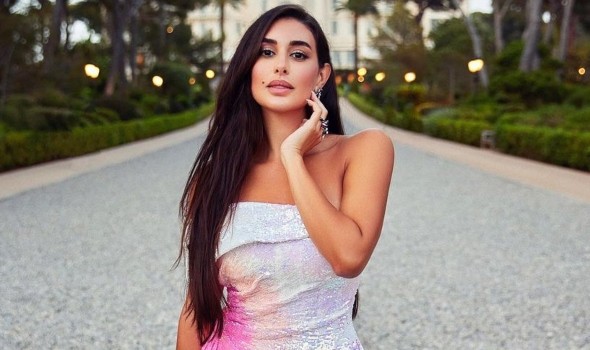 ياسمين صبري تستعرض رشاقتها على شاطئ البحر