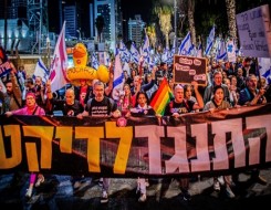  فلسطين اليوم - آلاف الإسرائيليين يتظاهرون للمطالبة بصفقة تبادل أسرى مع حماس وسط مفاوضات الدوحة