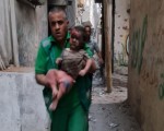  فلسطين اليوم - 17 طفلًا يعودون إلى غزة برفقة عائلاتهم بعد رحلة علاج إنسانية في الأردن