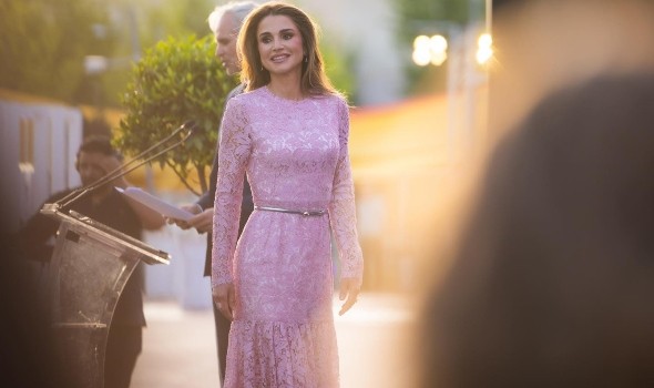  فلسطين اليوم - الملكة رانيا تغيب عن احتفال الاستقلال وتشارك جمهورها صورة عفوية ورسالة محبة للوطن