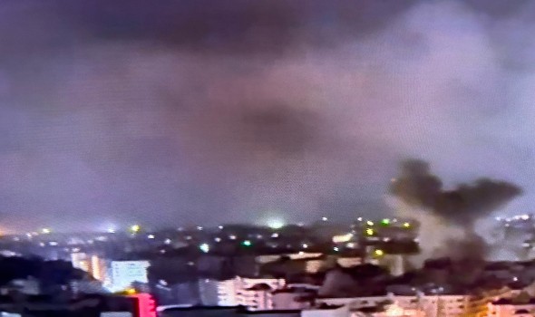  فلسطين اليوم - فلسطيني يُجبر على ترك عائلته محاصرة تحت الأنقاض بعد غارات إسرائيلية