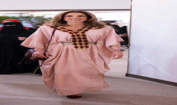 الملكة رانيا تتألق بعباءة وردية مطرزة بلمسات تراثية تناسب أجواء رمضان
