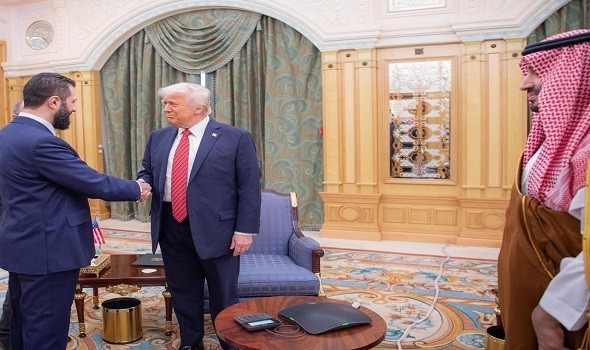  فلسطين اليوم - لقاء مفاجئ بين ترامب والشرع في الرياض بعد قرار رفع العقوبات عن سوريا