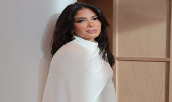 فلسطين اليوم - منى زكي تتسلم جائزة الإنجاز الإبداعي في افتتاح مهرجان الجونة السينمائي 2026