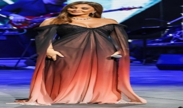  فلسطين اليوم - إليسا تتألق بصيحة الفساتين بالأكتاف المنسدلة بالتزامن مع عيد ميلادها